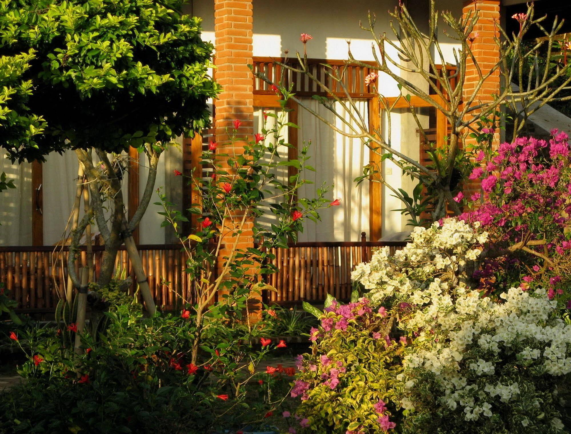 Karang Sari Guesthouse & Warung Munduk Exterior foto